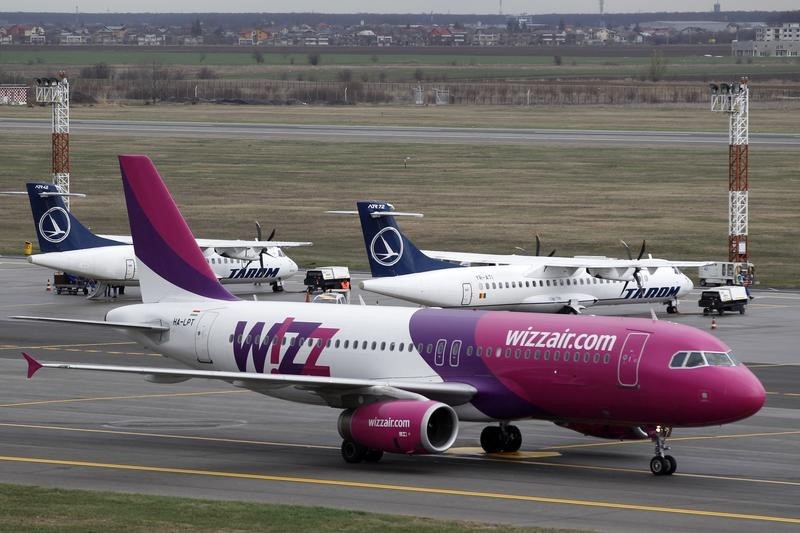 © Reuters. A Wizz Air Airlines Airbus A320 plane is seen on the tarmac after landing at Henri Coanda Airport in Otopeni, near Bucharest