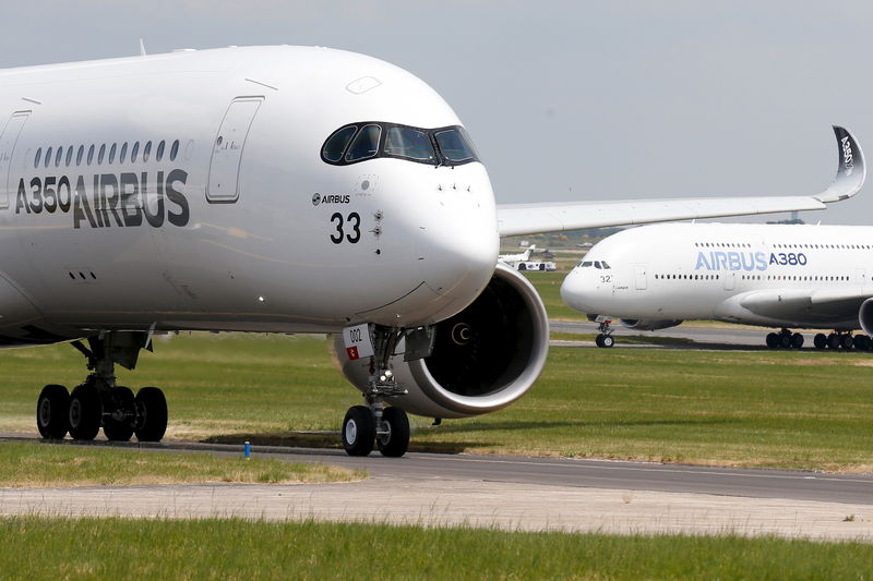 © Reuters. An Airbus A350 jetliner participates in a flying display during the 51st Paris Air Show at Le Bourget airport near Paris