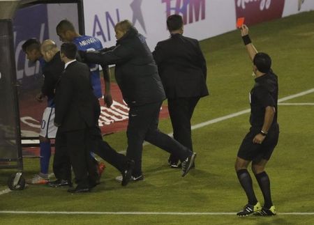 © Reuters. Neymar recebe cartão vermelho do árbitro Enrique Osses ao deixar o campo