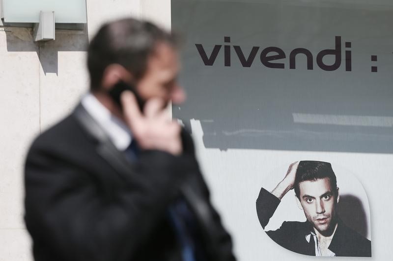 © Reuters. A man walks walk past the main entrance of the entertainment-to-telecoms conglomerate Vivendi's headquarters in Paris