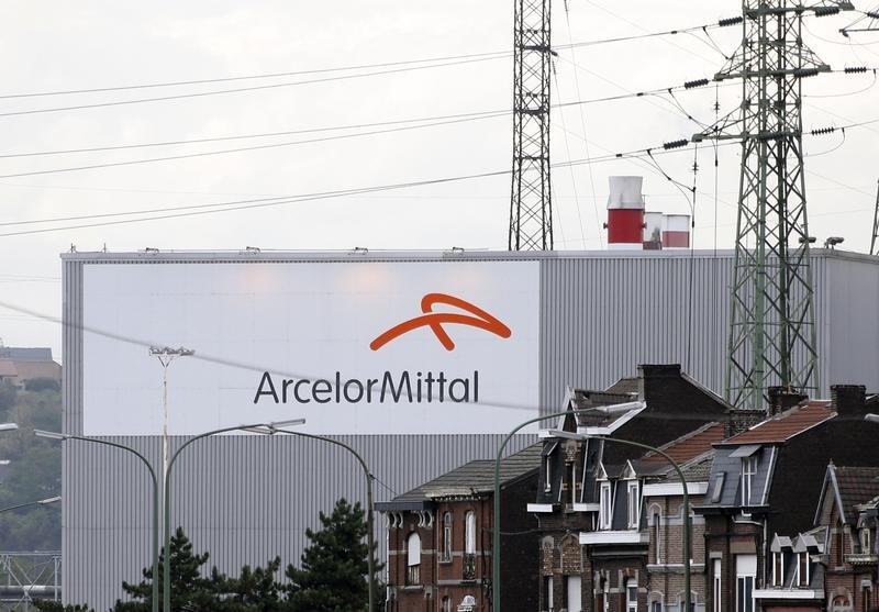 © Reuters. ARCELORMITTAL, PLUS FORTE HAUSSE DU CAC 40 À LA MI-SÉANCE