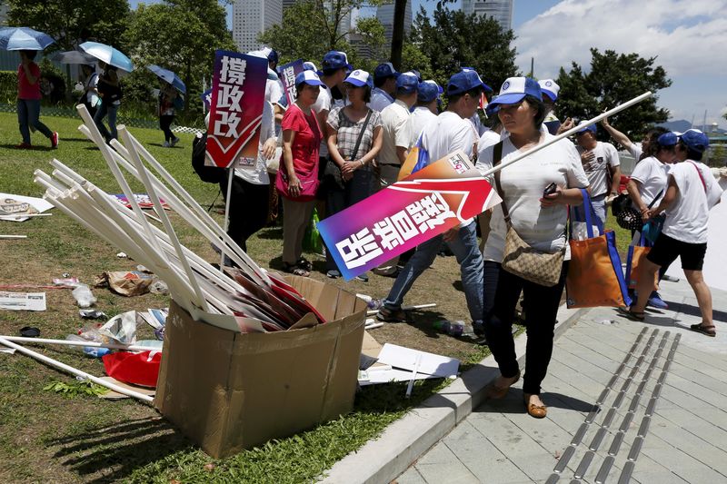 © Reuters. Manifestante pró-China guarda cartaz com a frase "apoio ao sufrágio universal" do lado de fora do Legislativo de Hong Kong