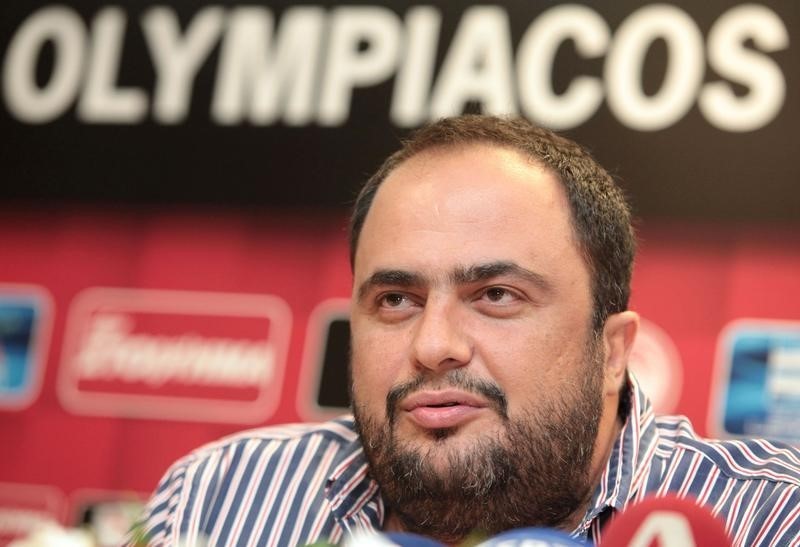 © Reuters. Olympiakos Piraeus president Marinakis addresses reporters during a presentation of a new player in Piraeus