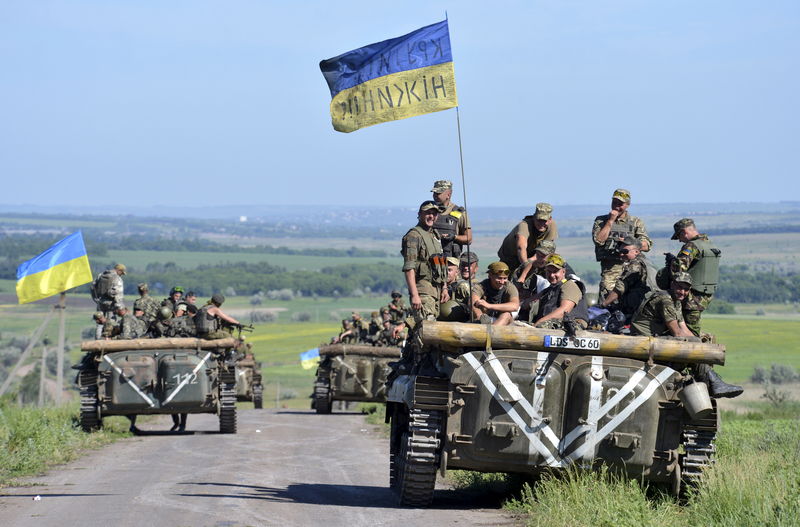 © Reuters. Membros das Forças Armadas da Ucrânia em estrada perto de Vidrodzhennya