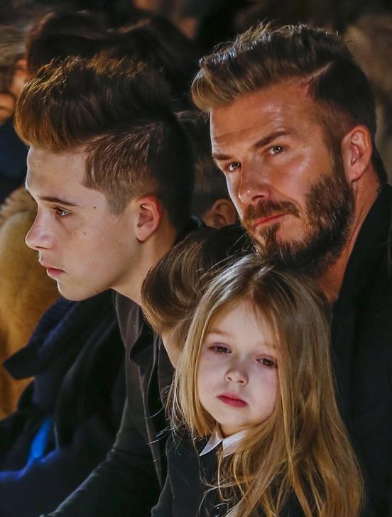 © Reuters. David Beckham com o filho Brooklyn e a filha, Harper, durante desfile na Semana de Moda de Nova York