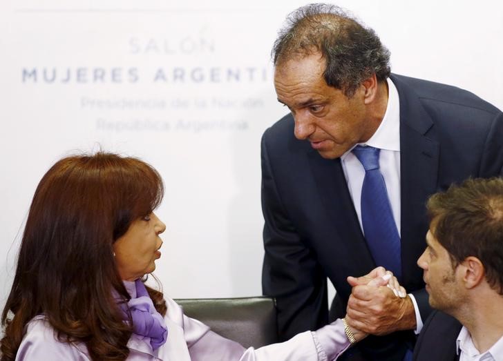 © Reuters. Presidente da Argentina, Cristina Kirchner, cumprimenta o governador de Buenos Aires, Daniel Scioli