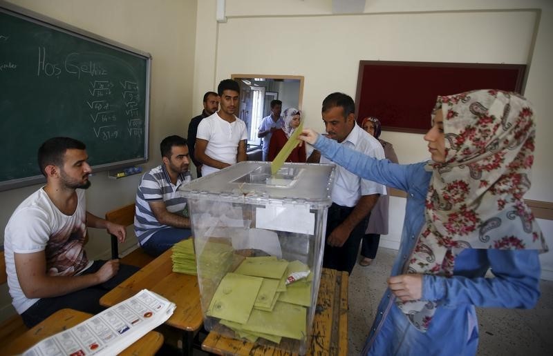 © Reuters. النتائج الرسمية: حزب العدالة والتنمية يحصل على 258 مقعدا في برلمان تركيا