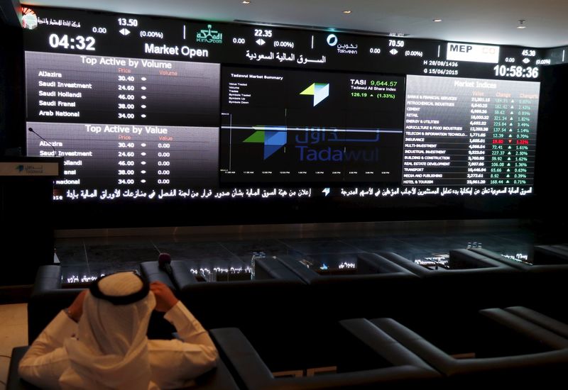 © Reuters. الأسهم الخليجية تتراجع مع انخفاض السيولة في بداية رمضان