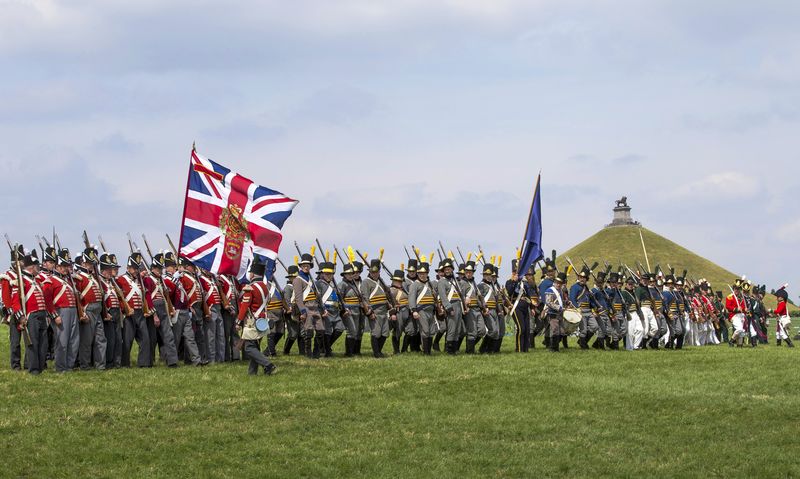 © Reuters. LES ENNEMIS D'HIER SE SERRENT LA MAIN À WATERLOO