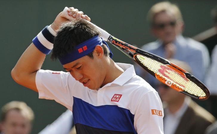 © Reuters. Kei Nishikori of Japan reacts during his men's quarter-final match against Jo-Wilfried Tsonga of France during the French Open tennis tournament at the Roland Garros stadium in Paris