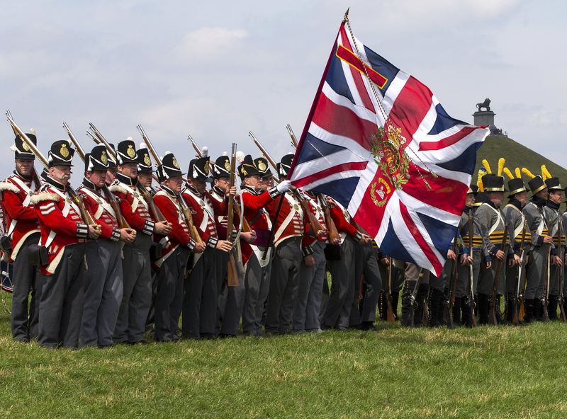 © Reuters. Atores durante representação da batalha de Waterloo, em Waterloo