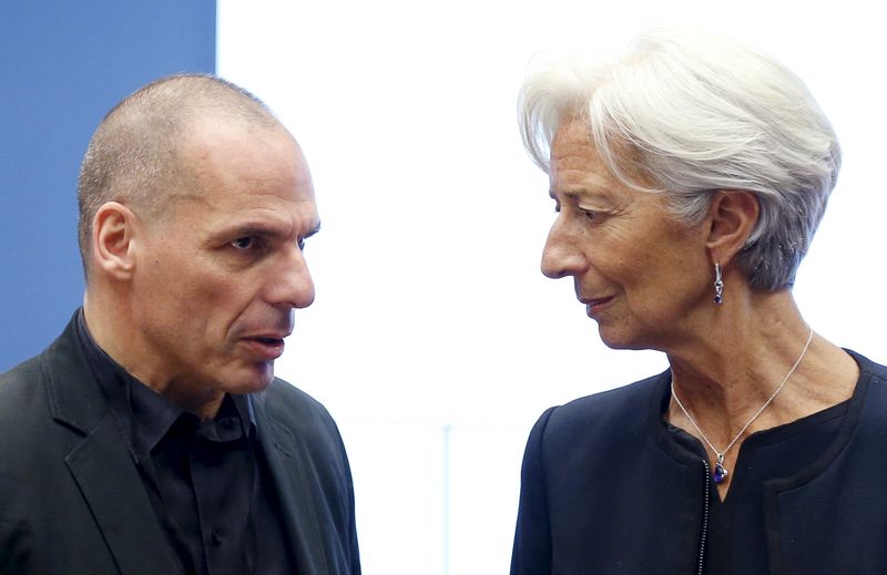 © Reuters. Ministro das Finanças da Grécia, Yanis Varoufakis, e diretora-gerente do FMI,  Christine Lagarde, em Luxemburgo