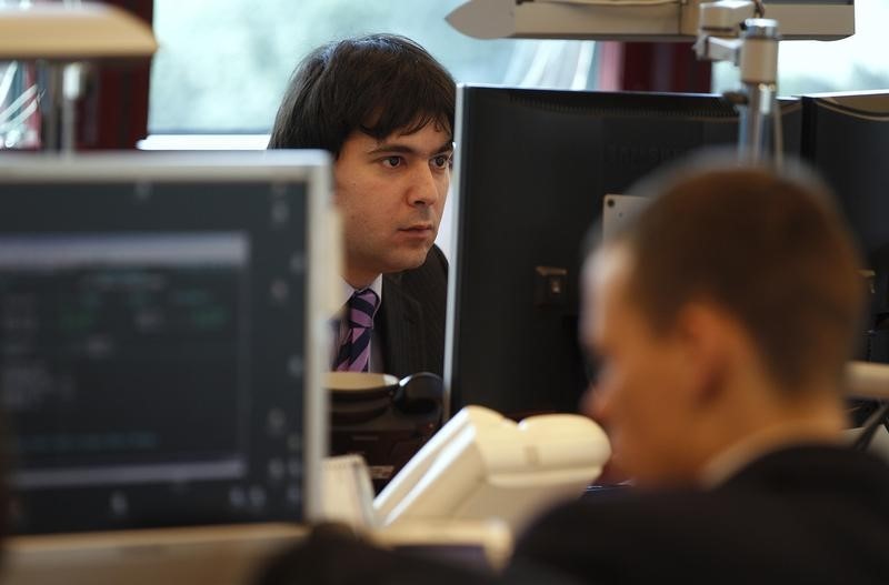 © Reuters. Employees look at their screens on their desk at the office of the Bank of Italy in Rome