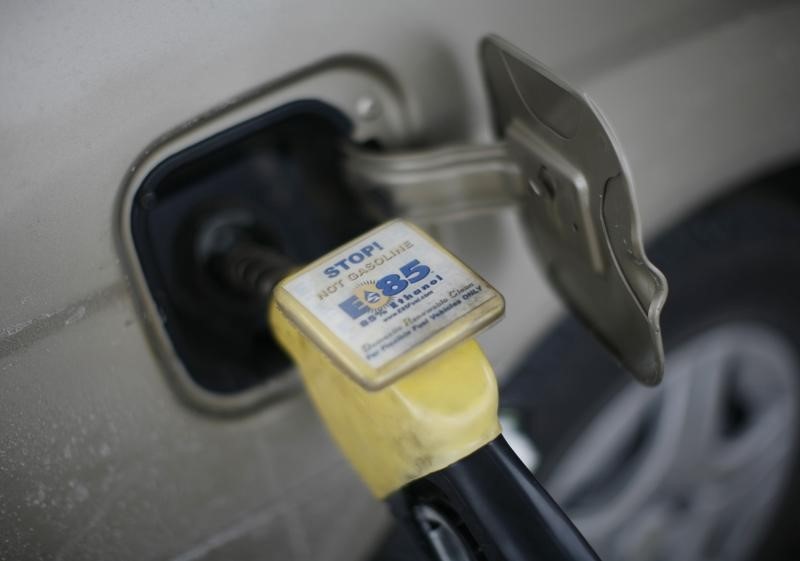 © Reuters. E85 Ethanol biodiesel fuel is shown being pumped into a vehicle at a gas station in Nevada, Iowa