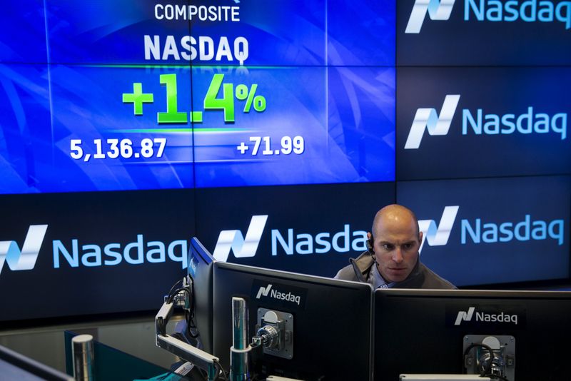 © Reuters. A trader works at his desk at the Nasdaq MarketSite in New York
