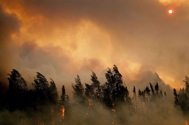 © Reuters. Incêndio fora de controle perto de Willow, no Alasca, no fim de semana