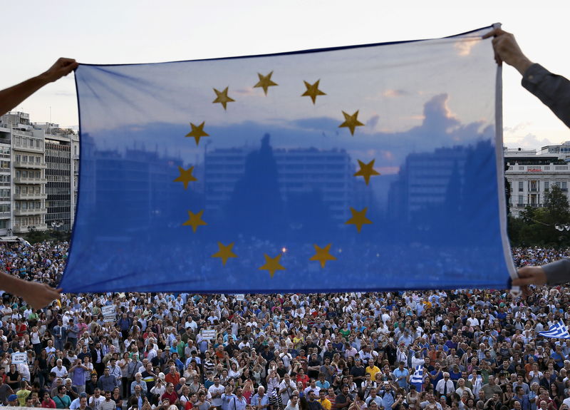 © Reuters. Manifestantes concentrados em frente ao parlamento grego seguram bandeira da União Europeia 