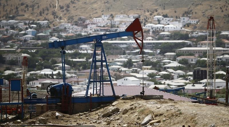 © Reuters. An oil pump is pictured on a sunny day in Baku