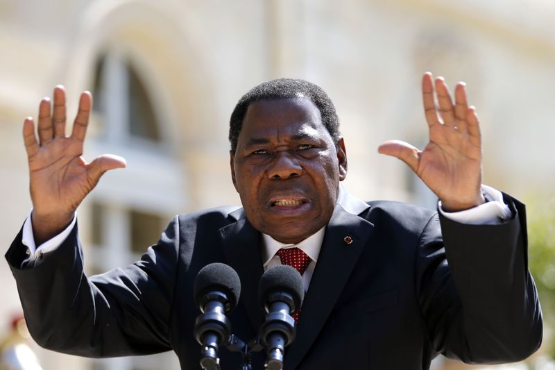 © Reuters. Benin's President Thomas Boni Yayi speaks to journalists after a meeting at the Elysee Palace in Paris