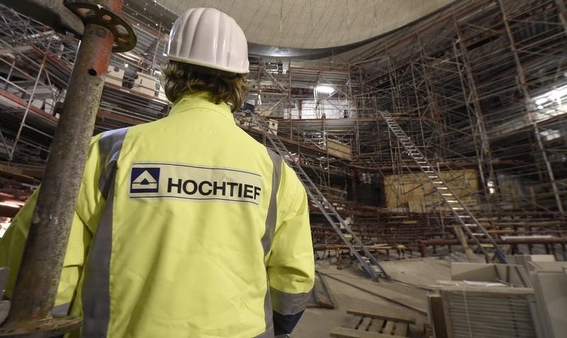 © Reuters. A worker of German company Hochtief stands in the audience hall at the construction side of the Elbphilharmonie (Philharmonic Hall) in Hamburg