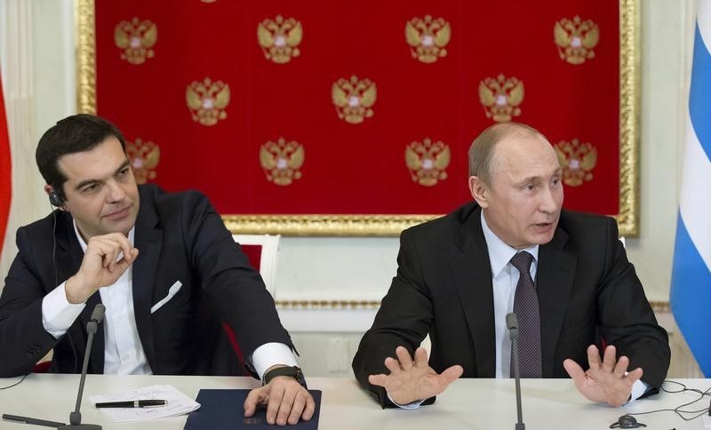 © Reuters. Russian President Putin and Greek Prime Minister Tsipras attend a news conference at the Kremlin in Moscow