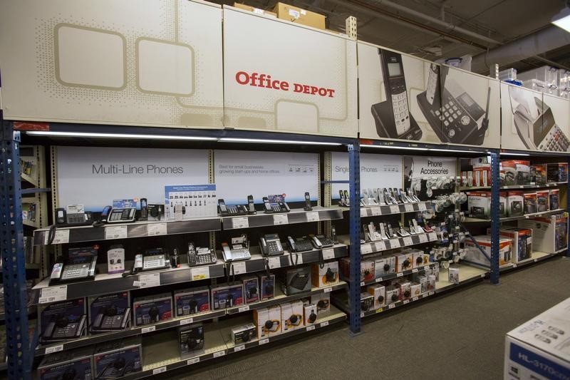 © Reuters. A general view of a telephones isle in an Office Depot store in Los Angeles