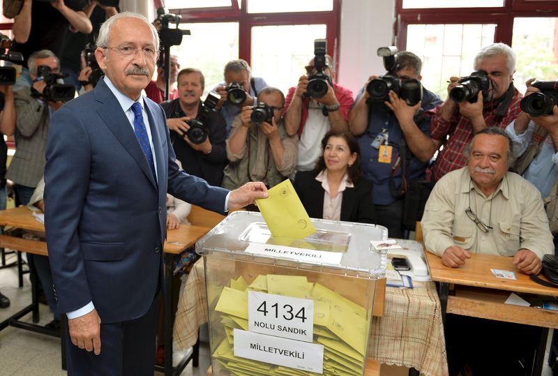 © Reuters. Turkey's main opposition Republican People's Party (CHP) leader Kilicdaroglu casts his ballot at a polling station during the parliamentary election in Ankara