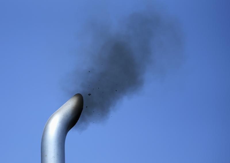 © Reuters. A truck engine is tested for pollution near the Mexican-U.S. border in Otay Mesa, California