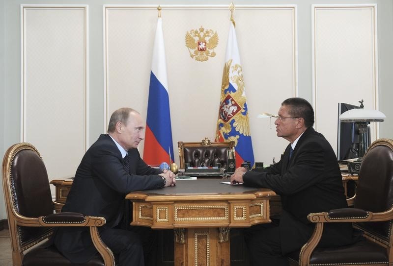 © Reuters. Presidente da Rússia, Vladimir Putin, fala com o ministro da Economia, Alexei Ulyukayev