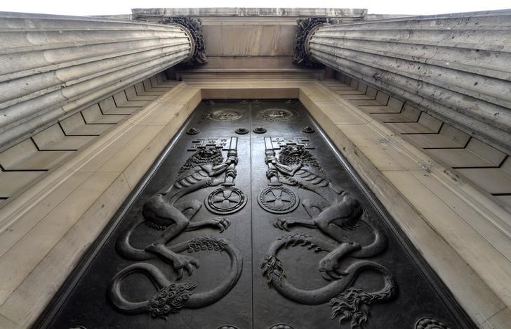 © Reuters. An engraved door is seen on the outside of the Bank of England in the City of London