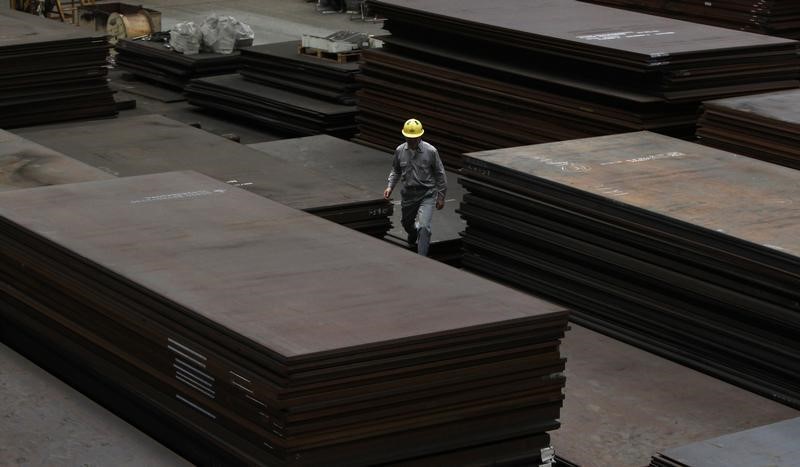 © Reuters. Funcionário anda em meio a chapas de aço em armazém de distribuição em Urayasu, leste de Tóquio 