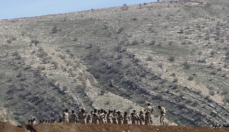 © Reuters. Volunteers to fight the Islamic State, from different Iraqi factions including Kurdish and Yazidis, train at a camping area near Kurdish security points on Bashiqa mountain, around 15km Northeast of the Islamic State held city of Mosul