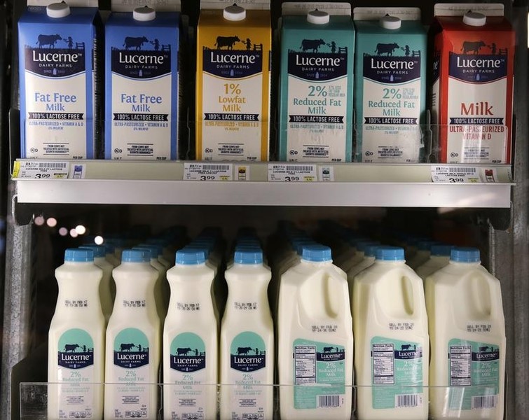 © Reuters. En los barrios pobres de Estados Unidos escasea la leche desnatada