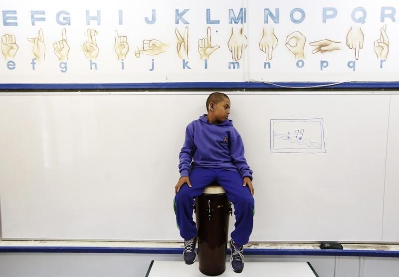 © Reuters. Los implantes cocleares y el lenguaje de señas ayudan a los niños sordos a ser bilingües 