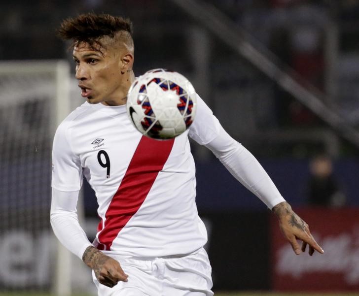 © Reuters. Paolo Guerrero controla bola em jogo contra a Venezuela 