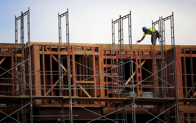 © Reuters. A construction worker builds framing at a housing construction project in San Francisco
