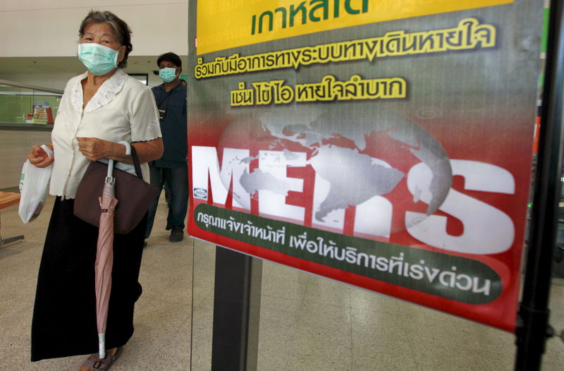 © Reuters. Mulher usa máscara contra Mers na província tailandesa de Nonthaburi 