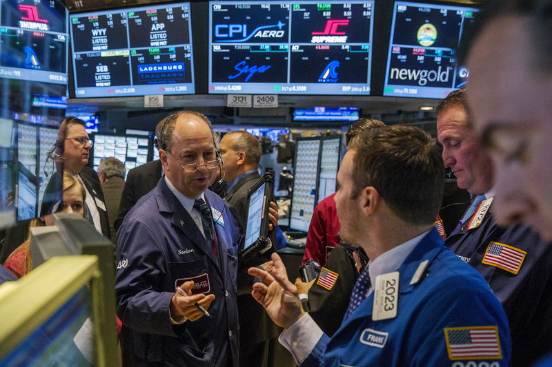 © Reuters. Traders work on the floor of the New York Stock Exchange shortly after the opening bell