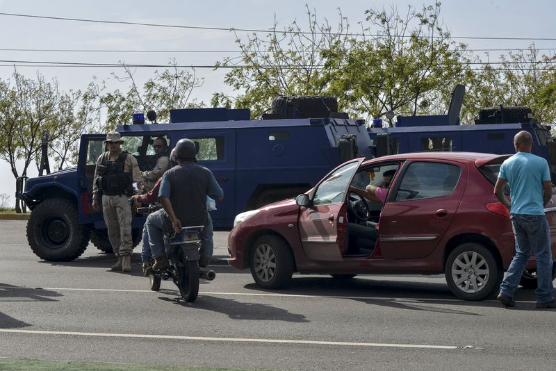 © Reuters. Veículos blindados são vistos na rua após a chegada de uma comitiva de senadores