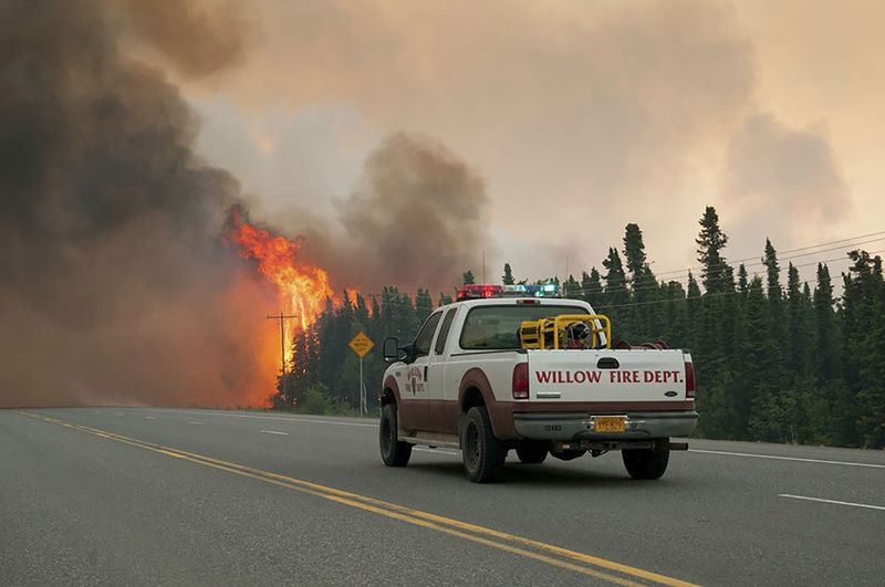 © Reuters. Incêndio perto de Willow, no Alasca, Estados Unidos