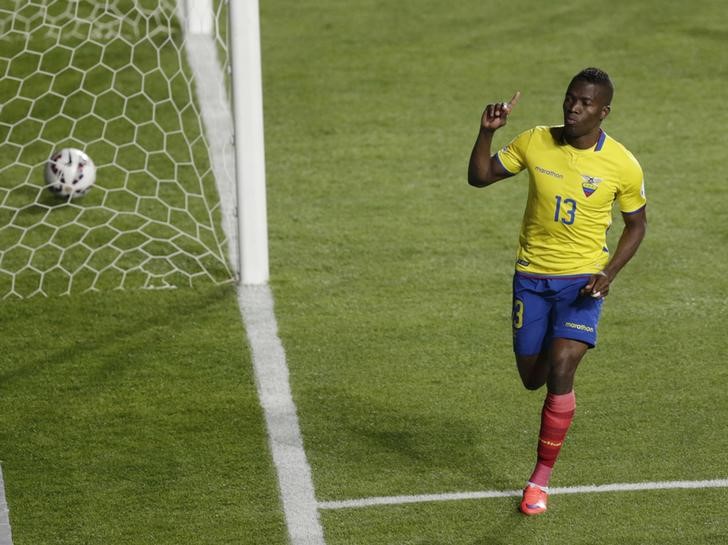 © Reuters. Enner Valencia comemora gol do Equador contra o México 