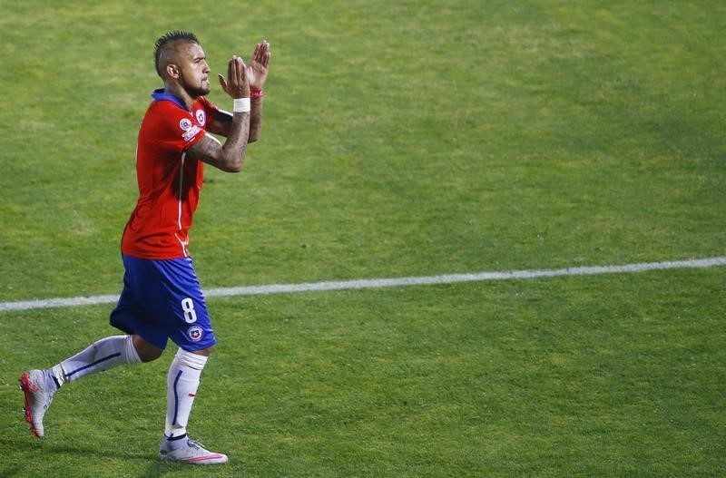 © Reuters. Chile's Arturo Vidal leaves the pitch at half-time during the first round Copa America 2015 soccer match against Bolivia at the National Stadium in Santiago