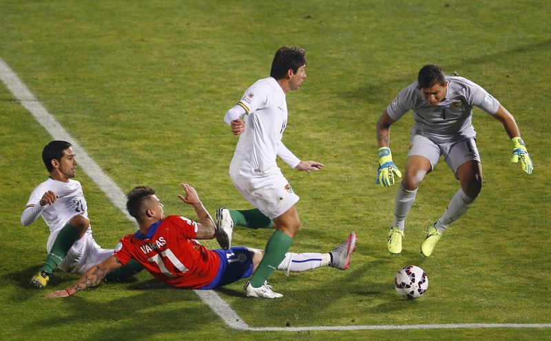 © Reuters. Bolivia's Raldes scores an own goal past his goalie Quinonez during the first round Copa America 2015 soccer match against Chile at the National Stadium in Santiago