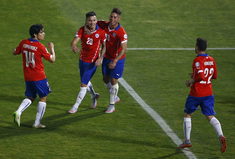© Reuters. Los jugadores chilenos piensan en seguir subiendo escalones tras clasificarse a octavos