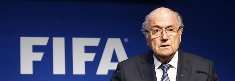© Reuters.  Blatter respalda la propuesta de hacer controles de integridad en la FIFA