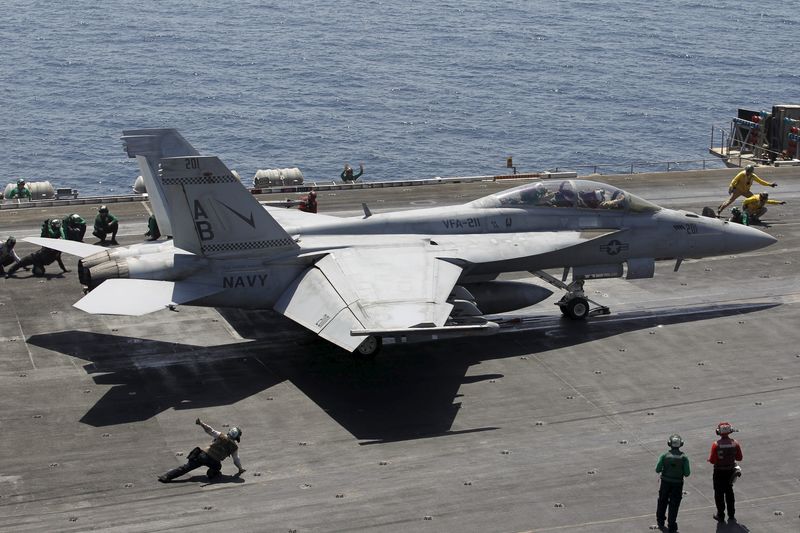 © Reuters. A F/A-18E/F Super Hornets of Strike Fighter Attack Squadron 211 (VFA-211) is lined up for take off on the flight deck of the USS Theodore Roosevelt (CVN-71) aircraft carrier in the Gulf