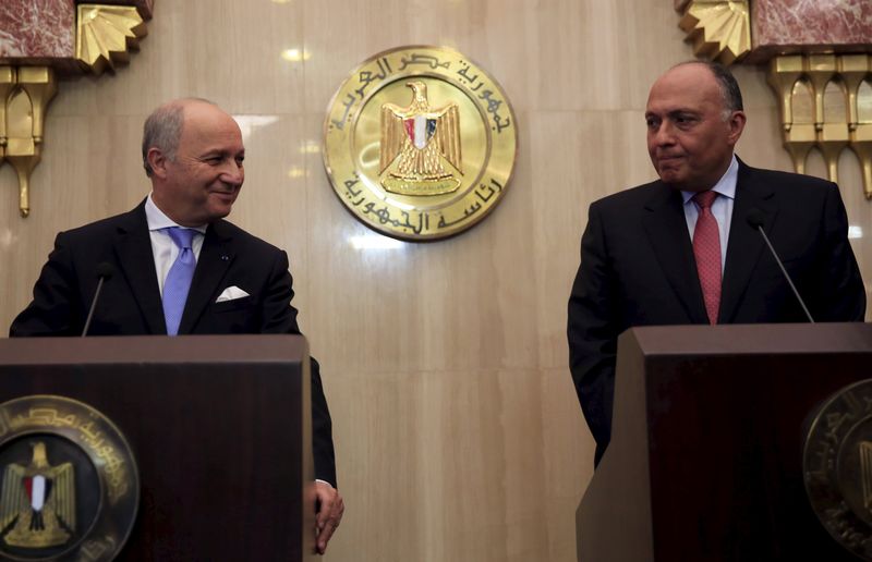 © Reuters. El canciller francés, Laurent Fabius, sonríe durante una conferencia de prensa conjunta con su homólogo egipcio, Sameh Shukri, en el Palacio Presidencial en El Cairo