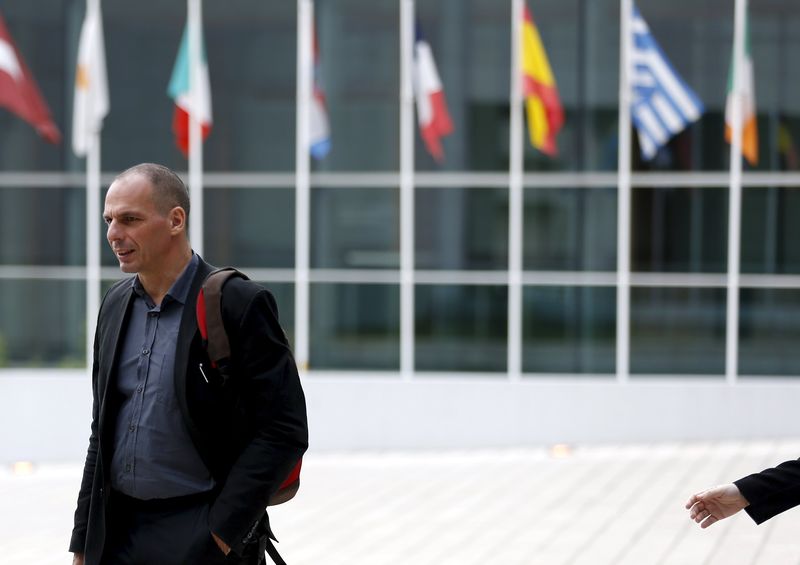 © Reuters. El ministro de Finanzas griego deja la reunión de ministros de la UE en Luxemburgo