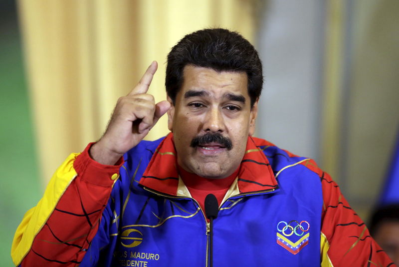 © Reuters. Venezuela's President Nicolas Maduro speaks after handing the national flag to a Venezuelan delegation to participate in the 2015 Pan American Games, in Caracas