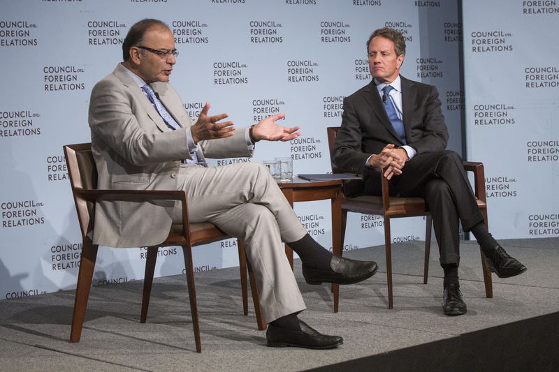 © Reuters. India's Finance Minister Arun Jaitley speaks with Timothy Geithner, former U.S. Secretary of the Treasury, at the Council on Foreign Relations in New York